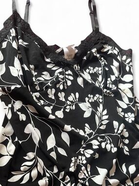 White House Black Market Black and White Lace-Trim Floral Cami medium fit